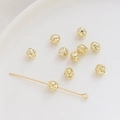 Vista detallada de cuentas de malla hueca en oro de 14K y agujas de metal para joyería DIY - Círculo Hueco / 6mm (1 Pieza) / Oro de 14K