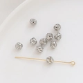 Detalle macro de cuentas espaciadoras huecas de metal plateado para creación de joyería DIY - Círculo Hueco / 6mm (1 Pieza) / Oro blanco