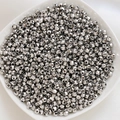 Vue détaillée de perles métalliques argentées facettées avec découpe géométrique précise - 6# Perle Laser (D3622) / 50 Pièces/Paquet (4mm) / Or blanc
