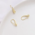 Detalle de ganchos de gota bañados en oro de 14k con pines para hacer joyas artesanal - Forma de Gota de Agua con Poste / Oro de 14K