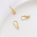 Detalle de ganchos para pendientes bañados en oro de 14k para creación de joyas DIY - Forma de Gota de Agua con Poste / Oro de 18K