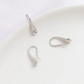Vista macro de ganchos de plata para pendientes con bandeja para joyería de bricolaje - Forma de Gota de Agua con Poste / Oro blanco
