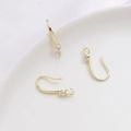 Detalle macro de ganchos para pendientes bañados en oro de 14k con circonita para joyas - Estilo de Anillo Colgante con Circonia / Oro de 14K