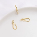 Detalle macro de ganchos para pendientes bañados en oro 14k con circonitas para joyería DIY - Estilo de Anillo Colgante con Circonia / Oro de 18K