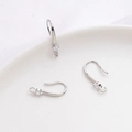 Primer plano de ganchos para pendientes plateados con circonita para joyas DIY - Estilo de Anillo Colgante con Circonia / Oro blanco
