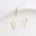 Vista macro de ganchos de oreja en U bañados en oro 14k con circonita para joyería DIY - Forma de U Texturizada con Circonia / Oro de 14K