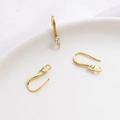 Detalle de ganchos para pendientes bañados en oro 14k con circonita y textura granulada - Forma de U Texturizada con Circonia / Oro de 18K