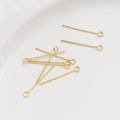 Detalle macro de alfileres de ojo chapados en oro de 14k para creación de joyas DIY - 0.5mm x 26mm / Chapado en oro 18K
