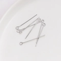 Detalle de los alfileres de ojo plateados para creación de joyas DIY y conexión de cuentas - 0.5mm x 26mm / Platino