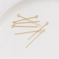 Detalle macro de alfileres de ojo chapados en oro de 14k sobre bandeja de cerámica - 0.5mm x 30mm / Chapado en oro 18K