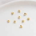 Dettaglio macro di perle distanziatrici per gioielli riempite in oro 14k lucido - Oro 18K