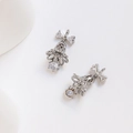 Vue macro de boucles d'oreilles cloche en argent avec nœud zircon et grand cristal rond - Zircone Blanche / Or blanc