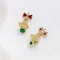 Détail d'un pendentif cloche de Noël plaqué or 14k avec noeud rouge et zircon vert - Zircone Colorée / Or 14 carats