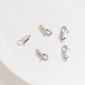 Gros plan sur cinq fermoirs mousquetons en argent poli pour la création de bijoux DIY - 12mm / Or blanc