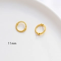 Detalle macro de marco de perla circular texturizado de 11mm bañado en oro 14K para DIY - Para Cuentas de 8MM / Oro de 18k (Precio por Unidad)