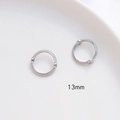 Detalle macro de anillos redondos plateados 13mm textura cuerda con dos agujeros de conexión - Para Cuentas de 10MM / Chapado Oro Blanco (Individual)