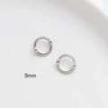 Detalle macro de pendientes de aro trenzados de 9 mm en plata con cierre de seguridad - Para Cuentas de 6MM / Chapado Oro Blanco (Individual)
