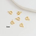Vista macro de seis cierres de reasa dorados de 6mm para creación de joyas DIY y collares - Estándar Pequeño (8#6mm)