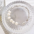 Moderne 18K vergulde armband met zes witte zoetwaterparels en vloeiend metaalontwerp - Parel Tak Armband (D3654) / Afgewerkte Armband Witgoudkleur
