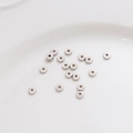 Cuentas espaciadoras redondas planas plateadas para joyería DIY con acabado metálico - Estilo 3 (3#) / 4mm (Paquete de 50 Unidades) / Oro blanco