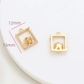 Λεπτομέρεια χρυσού μενταγιόν ρόδου 15x12mm με ζιργκόν που δείχνει μπροστά και πίσω όψη - Στυλ Ορθογώνιο Τριαντάφυλλο / 15mm x 12mm