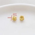Primer plano detallado de cuentas separadoras doradas de 5mm con circonitas para joyería - Separador Flor Hueca (Estilo 1)