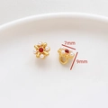Detalle de dijes de flores doradas de 7x9mm con piedras rojas y perlas para joyería DIY - Colgante Flor Piedra Roja (Estilo 4)