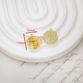Makroansicht des 15mm vergoldeten Relief-Anhängers mit geprägten Blumenmustern - Blumen Relief-Stil (3# Einzelpreis)