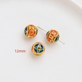 Makroaufnahme von 12mm vergoldeten Hohlperlen mit blauem Blumenmuster und roten Motiven - Roter Doppelglück Blumenstil (Stil 1 Einzeln) / 12mm