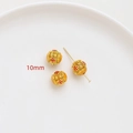 Detailansicht der 10 mm vergoldeten Hohlperlen mit rotem Emaille-Münzmuster - Roter Glücksmünz Hohler Stil (Stil 6 Einzeln)