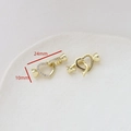 Makroaufnahme des vergoldeten Herzverschlusses mit Zirkonia für DIY-Schmuckbau 24x10mm - 1# Gold Herz Strass Verbinder