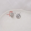 Makroansicht der 14mm silbernen runden Ohrringe mit gewebter Textur und s925 Silbersteckern - 14mm Scheiben-Ohrstecker / Silberne gewebte Scheibe (2#)