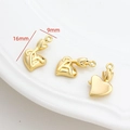 Dettaglio macro del ciondolo a cuore con tulipano dorato per gioielli DIY 16mm x 9mm - Ciondolo a Cuore con Tulipano (D3866-2)