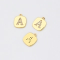 Makro-Detail des vergoldeten quadratischen Anhängers A mit Zirkonia für DIY-Schmuck - Buchstabe A (1# Einzelpreis)