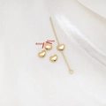 Détail de perles en forme de cœur plaqué or 14K montrant une largeur de 6mm sur soie - Style Mini Coeur