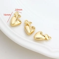 Dettaglio di ciondoli a cuore dorati 16x10mm con stelo floreale e anello fisso per gioielli - Ciondolo a Cuore con Foglia (D3866-3)