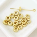 Makro-Detail von goldenen Blumen-Zwischenperlen mit Punkttextur für DIY-Schmuckherstellung - Punktierte Textur Ringabstandshalter (1#) / 1 Stück / 14K-Gold