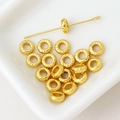 Nahaufnahme goldener Blumen-Zwischenperlen mit Textur für DIY-Schmuckherstellung - Punktierte Textur Ringabstandshalter (2#) / 1 Stück / 18K-Gold