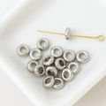 Makrofoto strukturierter goldener Blumen-Zwischenperlen und Ösenstift für DIY-Schmuck - Punktierte Textur Ringabstandshalter (3#) / 1 Stück / Weißgold