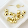 Detailansicht vergoldeter, blumenförmiger, unregelmäßiger Abstandsperlen für DIY-Schmuckherstellung - Unregelmäßige Faltenperle (4#) / 1 Stück / 14K-Gold