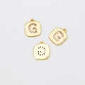 Makro-Detail vergoldeter quadratischer Anhänger mit Zirkonia-Initial G für DIY-Schmuck - Buchstabe G (7# Einzelpreis)