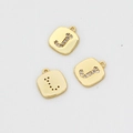 Makroansicht vergoldeter quadratischer Buchstaben-J-Anhänger mit Zirkonia-Inlay-Details - Buchstabe J (10# Einzelpreis)