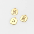 Detailansicht quadratischer vergoldeter Buchstabe K Anhänger mit Zirkonia-Inlay - Buchstabe K (11# Einzelpreis)