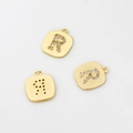 Detailansicht goldener quadratischer Anhänger mit Buchstabe R aus Zirkonia und Cut-Out - Buchstabe R (18# Einzelpreis)