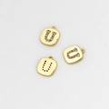 Makro-Detail von vergoldetem Buchstaben U Anhänger mit Zirkonia-Inlay für DIY-Schmuck - Buchstabe U (21# Einzelpreis)