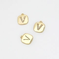 Detail eines vergoldeten quadratischen Anhängers mit Zirkonia-Buchstabe V für DIY-Schmuck - Buchstabe V (22# Einzelpreis)