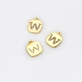 Detailansicht der vergoldeten quadratischen Anhänger Buchstabe W mit Zirkonia-Inlay für DIY - Buchstabe W (23# Einzelpreis)