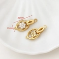 Détail du fermoir fleur dorée 22x11mm avec zircon blanc et dos ajouré en nid d'abeille - 22mmx11mm