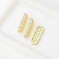 Makro-Detail von 18k vergoldeten quadratischen Abstandsperlen mit Zirkonia für DIY-Schmuck - 14K Gold Farbe Mittel (D3879-2)