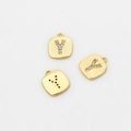 Makro-Detail von vergoldetem quadratischem Buchstabe-Y-Anhänger mit Zirkonia-Inlay für DIY - Buchstabe Y (25# Einzelpreis)